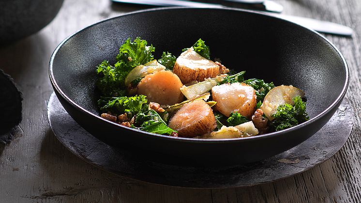 Kamskjell med grønnkål og pæresalat Kai Øveraasen web