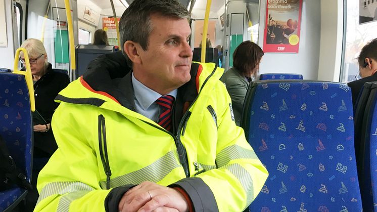Leif Linde, vd Riksbyggen, tar gärna tåg på både korta och långa sträckor. Bilden på Leif är tagen på pendeltåget till Upplands Väsby inför första spadtaget för Brf Ljuspunkten.