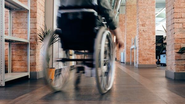 Hvilke hjælpemidler kan man få på arbejdspladsen?