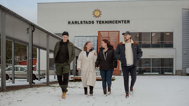 Studenter utanför Karlstads teknikcenter