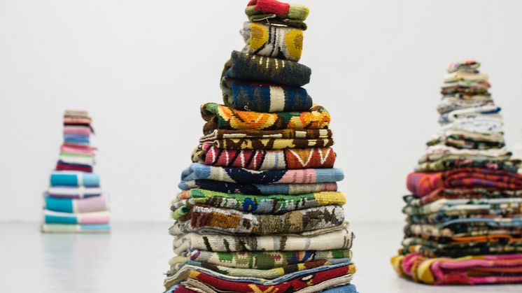 Petra Hultman_Arbete i textil, Mary Hultman (blandade textilier stående)