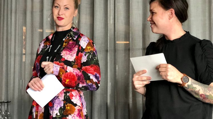 Restaurangchef Ida Ström och kökschef Elvira Lindqvist från Stellas arbetsgrupp presenterar årets nominerade.. Foto: Anna Lind Lewin.