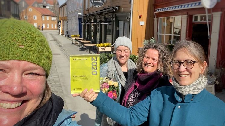 Anikken Sunde (NRK) overrakte prisen på vegne av Norsk Komponistforening til Alpaca Ensemble i Trondheim. Foto: Anikken Sunde