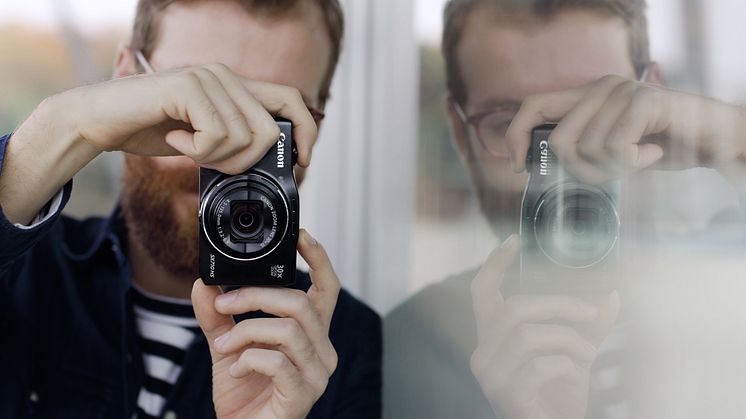 PowerShot SX710 HS Lifestyle 4 glass reflect