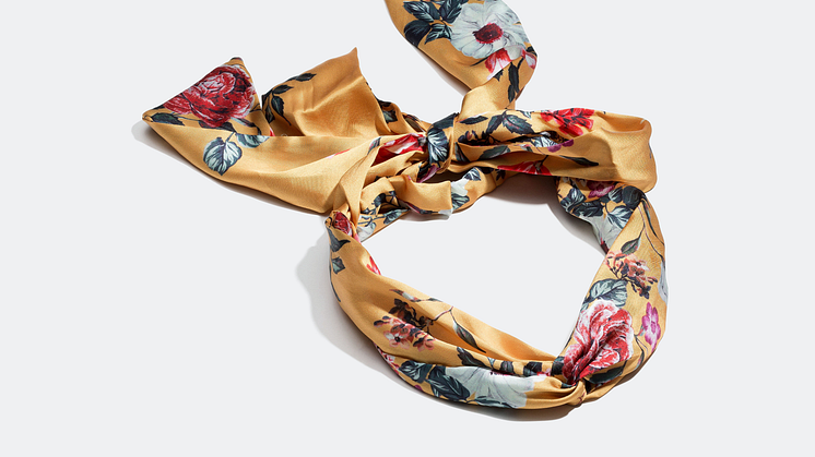 Headband scarf with a retro floral print.