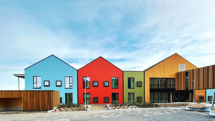 Fargeglade Frøya helsetun skaper atmosfære og trivsel for beboerne. Foto: LINK Arkitektur.