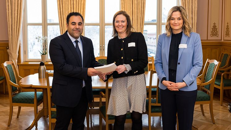 NIMs styreleder Marit Berger Røsland og direktør Adele Matheson Mestad overleverer årsmeldingen til Stortingspresident Masud Gharahkhani. Foto: Peter Mydske/Stortinget