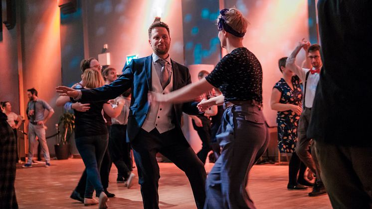 Mattias Bruzelius och Hanna Danielsson swingar loss i en Lindy Hop på Cats' Corners Wednesday Night Hop
