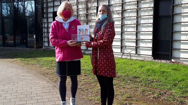 Frau Nadine Batz (li.) übergibt ihre Spendenbox an Elvira Wegner