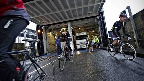 Velankomne i Rødby kørte rytterne fra færgen klar til anden etape mod København