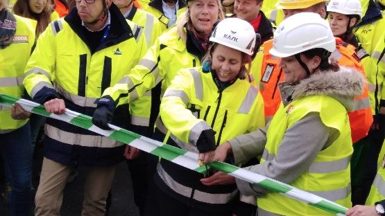 Carin Stoeckman, förbundsordförande Sveriges Byggindustrier, klipper bandet vid måndagens invigning av byggbranschens säkerhetspark nära Arlanda flygplats. Bild: Thomas Anderssson