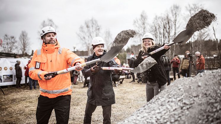 Fr v Kristian Hjalmarsson, entreprenadingenjör Peab, Mårten Lilja, vice vd Riksbyggen och Therese Kärngard, kommunalråd Bergs kommun. Foto: Sandra Pettersson