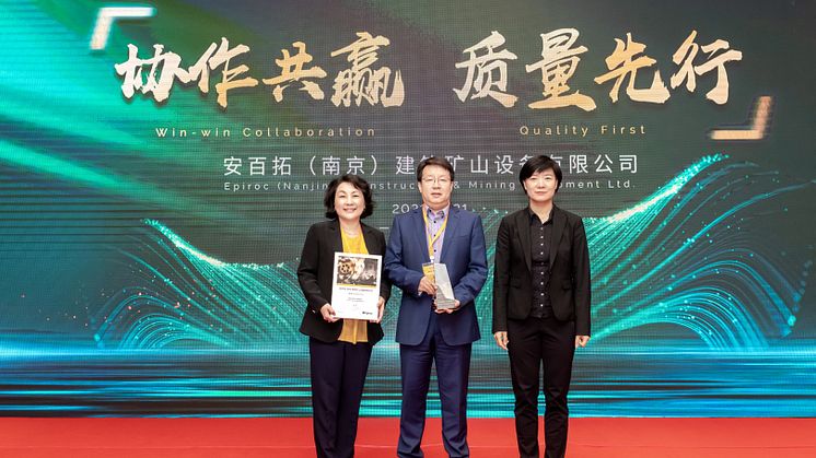 Lydia Ma, (left), Head of Human Resources, and Stephen Qu, Industry Regional Sales Director from Cavotec China, Shanghai, receiving the Excellent Supplier Award from Mandy Che, General Manager at Epiroc.