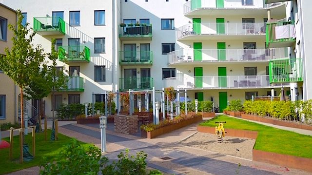 Bild på Embla 2 och den gemensamma gården. Foto: Viveca Sennmalm, Structor.