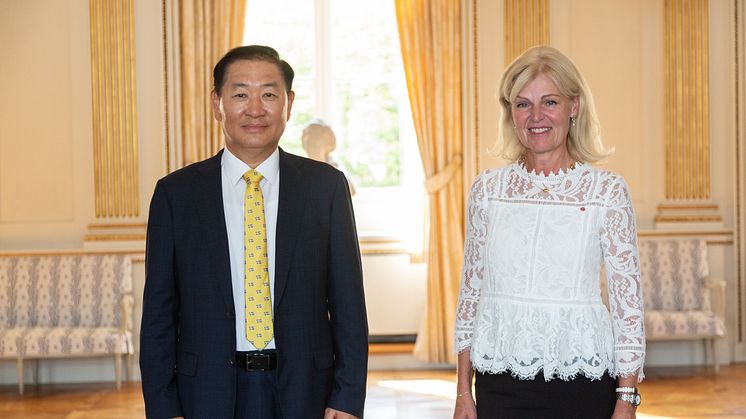 Jong-hee Han, viceordförande och VD för Samsung Electronics, träffade Anna Hallberg, Sveriges utrikeshandelsminister på Utrikesdepartementet i Stockholm den 15 augusti. Vicepresident Han och minister Hallberg diskuterade ett flertal ämnen.