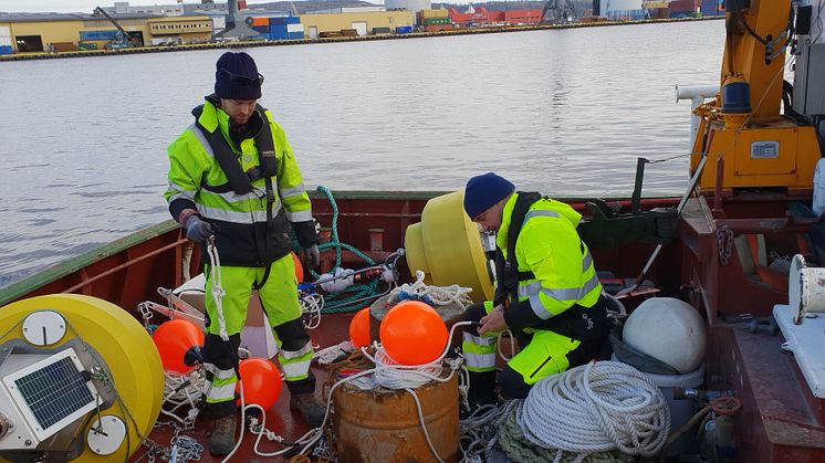 Mike Voellmecke og David A. Benton installerer miljøovervåking på Drammen Havn.