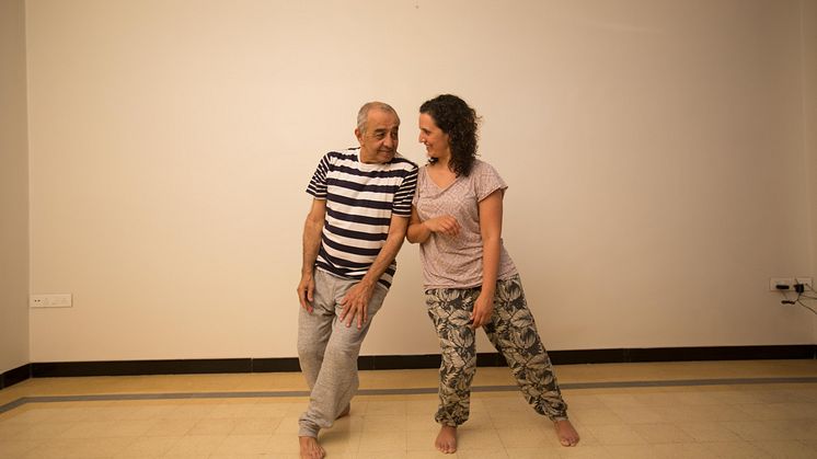 Dansarna Astad Deboo och Rani Nair visar upp sitt verk An evening with Astad på Stenkrossen 9 & 11 augusti kl. 19.00. 