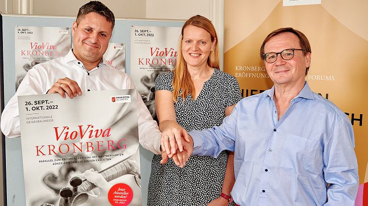 v.l.n.r.: Sebastian Göttert und Susanne Leuthner von der Mannheimer Versicherung AG und Raimund Trenkler von der Kronberg Academy freuen sich auf die VioViva im Rahmen des Kronberg Festivals.  Foto © Andreas Malkmus