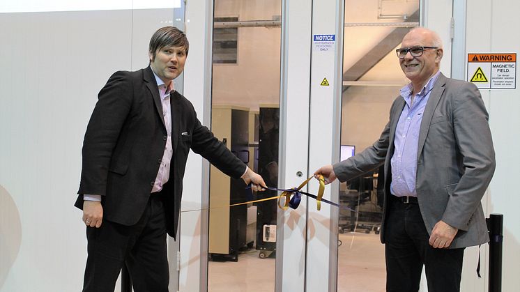 Avdelningschef Joel Andersson och prorektor Jan Theliander knyter gladeligen upp rosetten och förklarar maskinen invigd.