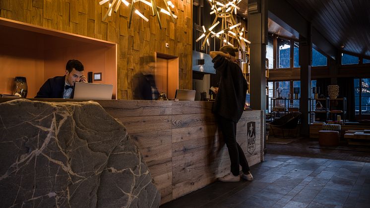 Receptionsdisk av sten på HUUS Hotel, Gstaad, designat at Stylt Trampoli