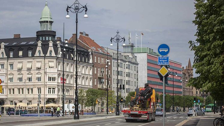 Stolparna finns i två varianter, en enkel och en dubbel med stadsvapen. De är utrustade med LED-lampor som kan lysa i olika färger.
