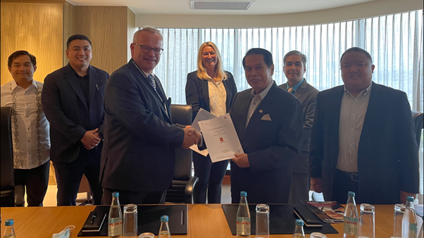 Photo: Morten Hasaas, Sr. Vice President Maritime Simulation, KDI (Kongsberg Digital) (center left foreground) and Admiral Eduardo Ma. Santos, President at MAAP (center right foreground), signed the contract. In the background from left: Peterwilson 