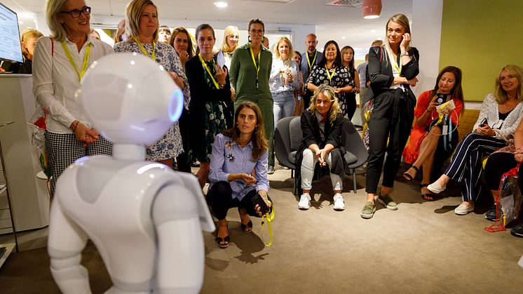 Pepper presenteras för kollegorna på TUI