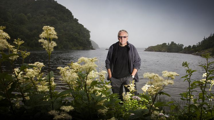 Roy Jacobsen er en av Norges mest leste forfattere. Han har mottatt Vesaas-prisen, Bokhandlerprisen, Gyldendalprisen, Kritikerprisen, og blitt nominert til IMPAC-prisen, Man Booker-prisen og Nordisk Råds Litteraturpris. Foto: Hans Petter Sørensen.