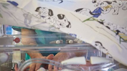 Andrea Manzotti DO (l.) auf einer Neonatal Intensive Care Unit, einer Intensivstation für Frühgeborene.