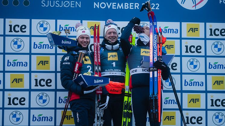SMAKEN AV SUKSESS: Sturla Holm Lægreid, Johannes Thingnes Bø og Vetle Sjåstad Christiansen er alle tre klare for verdenscupen i Kontiolahti om to uker. Foto: Christian Haukeli