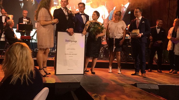 Småland Resorts tar emot priset Årets Turismpris