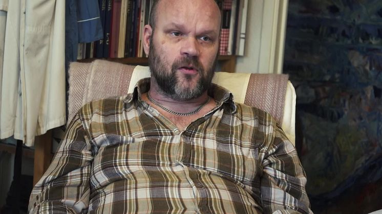 Röster ur näsan -en kortfilm om och med konstnären Mats Konradsson som målat schizofreni i 30 år