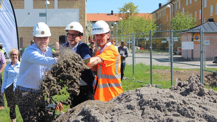 Anders Stjärnberg, VD HSB Östergötland, Elias Aguierre, Samhällsbyggnadsnämndens ordförande och Robert Ohlsson, arbetsledare på Peab tog det första spadtaget för HSB brf Panorama i Berga park i Linköping.