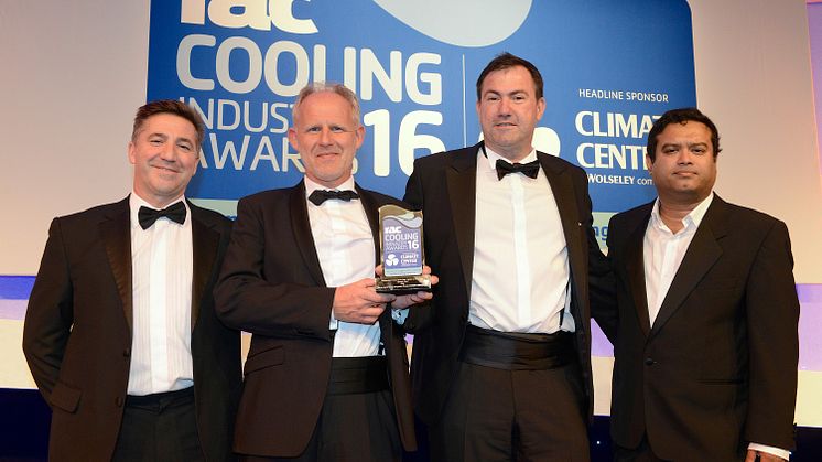 Fra venstre; Nigel Hillier, VD Carel Storbritannien, værten ved RAC Cooling Industry Awards, komiker Paul Sinha, og til højre, Steffen Wagner, chef for Climate Control Product Management hos Rittal og Jörg Knetsch, projektleder for forskning og udvik