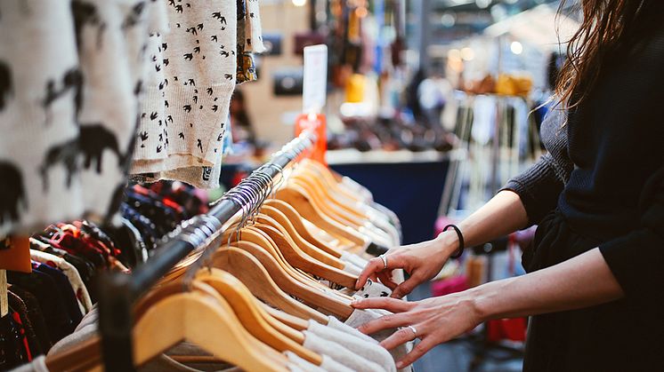Dubbelt så mycket textil slängs i soporna än vad som lämnas för återanvändning