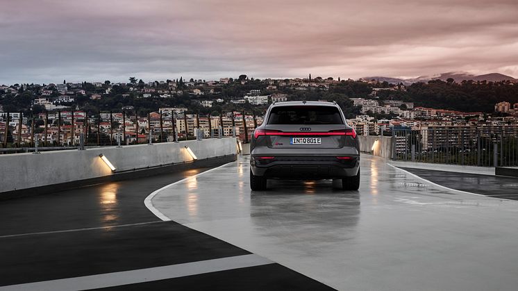 Audi Q8 e-tron (Chronosgrå)