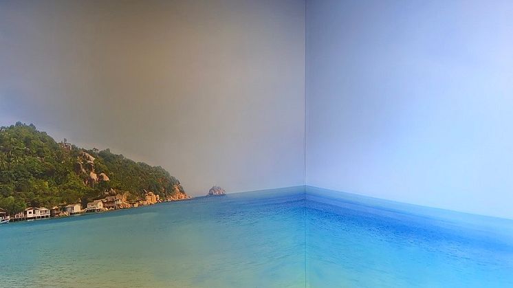 Köksskåp flyttades ut för att göra plats åt en stor fondbild med tropisk sandstrand som täcker två väggar och skapar en skön panorama-känsla.
