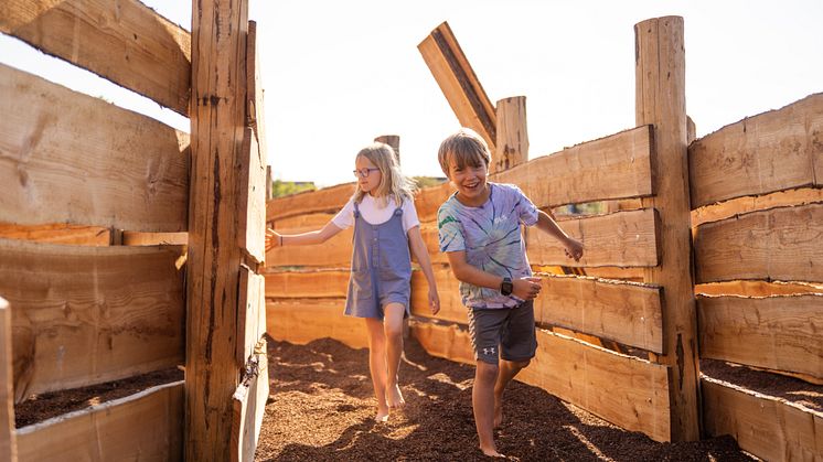 Ein Holzlabyrinth lädt im neuen Barfußpark in Neue Tiefe zum Entdecken und Erkunden ein © Tim Hermsen