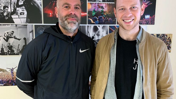 Arbeidet med ny budmal og standardiserte kontraktsvilkår er endelig i havn. Arrangørfaglig seniorrådgiver i NKA, Anders Tangen og bookingagent i Nordic Live og styremedlem i NEMAA, Joël Schwalenstöcker. Foto: NKA
