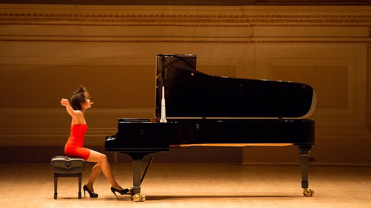Den kinesiska pianisten Yuja Wang uppträder med London Symphony Orchestra, LSO, på Malmö Live. Foto: Ian Douglas