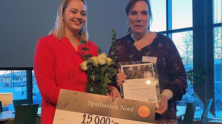Kata Nilsson delade ut stipendiet till Anna-Karin Laitamaa, ordförande i Södra Norrbottens Kennelklubb.       Foto: Stina Eriksson