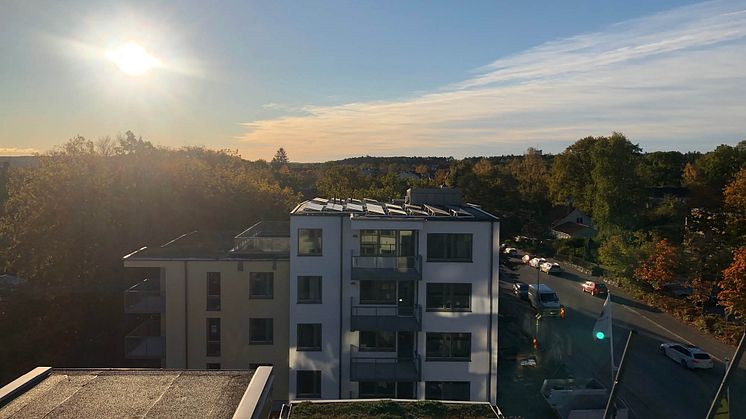 Solcellspanelen monteras på de tak som är relativt nya och hållbarheten på panelerna är garanterad till 25 år men man menar att den faktiska livslängden uppgår till 30-40 år.