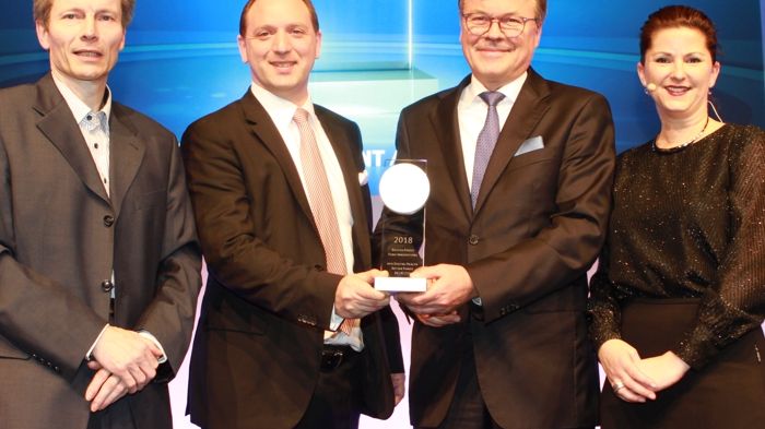Freuen sich über die Auszeichnung: Claus Sendelbach, Geschäftsführer apoAsset, (2. v. r.) und Andreas Dittmer, Abteilungsdirektor apoAsset, (2. v. l.) mit Jury-Mitglied Ingo Narat und Moderatorin Jessica Schwarzer (beide Handelsblatt)