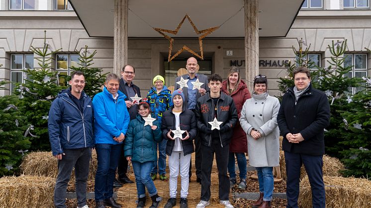 Abholung der Sterne (v.l.): Simon Roth, Josef Liebl, Martin Glink, Vorstand Christian Barr (alle LEW) zusammen mit Jugendlichen und Carina Mayer, Sabine Fackler und Vorstandsvorsitzendem Michael Winter vom DRW Kinderhaus St. Therese