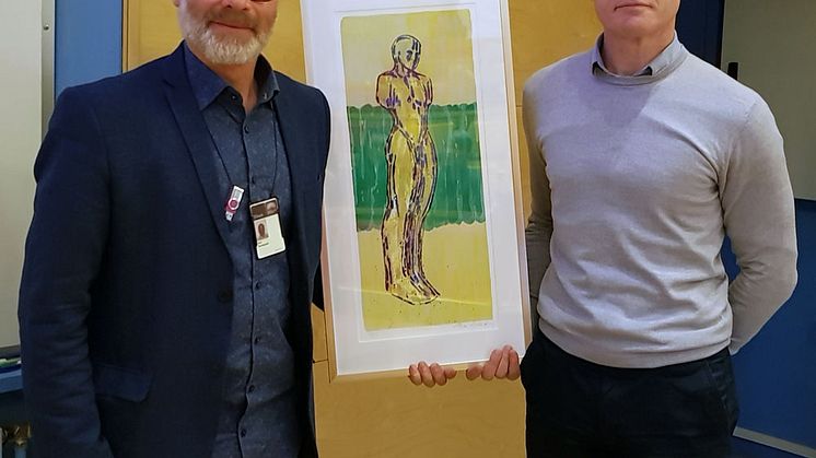 I forbindelse med jubileet overrakte forbundsleder Bent Ronny Mikalsen (t.h.) en gave i form av et bilde. Høgskolelektor Eric Sundqvist fikk æren av å ta imot dette.