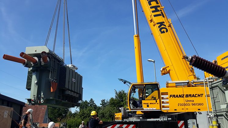 Beinahe Millimeter-Arbeit: Der 73 Tonnen schwere Transformator wird per Autokran an seinen Standort gehievt.