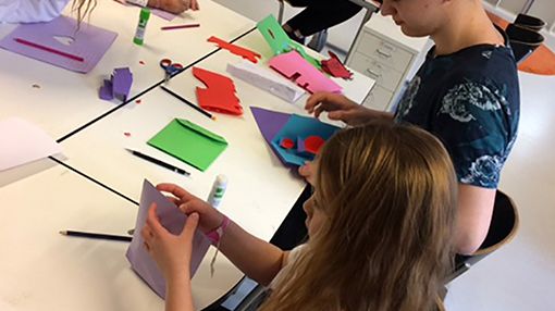 Elever från årskurs 1 och 9 på Erlaskolan Östra i Norrköping