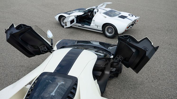 2022 Ford GT ’64 Heritage Edition and 1964 Ford GT prototype_04.jpg