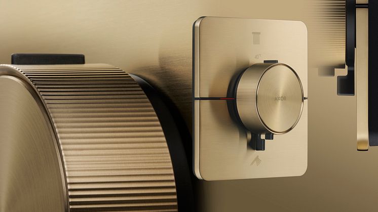 AXOR ShowerSelect ID byder på unik præcision og personalisering af bruseoplevelsen. På den slanke termostats greb kan man både føle og høre trinene, når man drejer det, mens man let og hurtigt skifter mellem stråletyper og udtag på de store knapper.