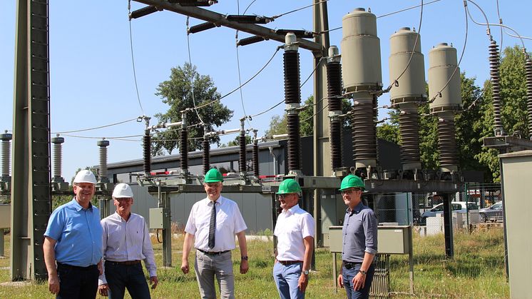 Im Umspannwerk Delbrück: Ulrich Halsband (Leiter Betriebsstelle Delbrück), Frank Rathert (Projektleiter Anlagenbau), Werner Peitz (Bürgermeister Stadt Delbrück), Andreas Speith (Geschäftsführer WW), Marcus Hustadt (Leiter Betrieb Süd) (v.l.)